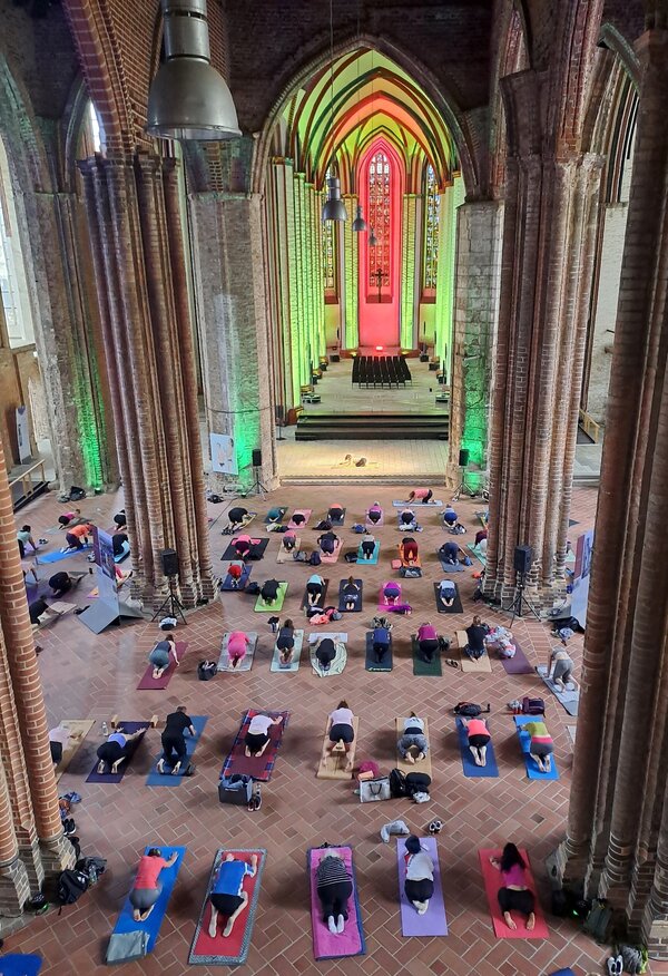 Bild vergr&ouml;&szlig;ern: Stadt-Yoga in St. Marien