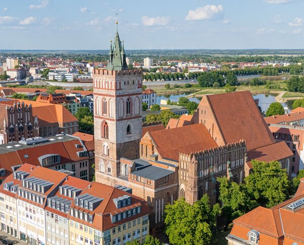 Bild vergr&ouml;&szlig;ern: Die St.-Marien-Kirche aus der Luft